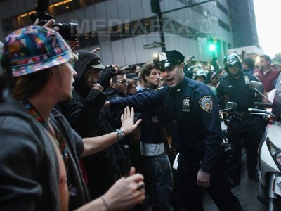 Prima zi mondială a "indignaților" a reunit zeci de mii de oameni, fiind marcată de violențe. Șeful Wikileaks a condus protestul de la Londra