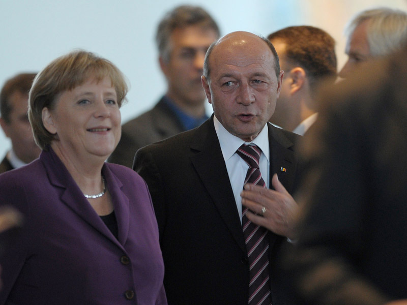 - Veniți și luați. Președintele Traian Băsescu le-a prezentat, joi, oamenilor de afaceri germani oportunitățile de investiții în România, menționând procesele de privatizare din sectorul energetic, al transportului feroviar, potențialul agricol, precum și cel turistic, datorat pădurilor virgine. "Dacă veți privi în programul oficial anunțat pentru perioada următoare, România a reluat procesele de privatizare, vizând în mod deosebit două sectoare - energia și transporturile, în mod deosebit transportul feroviar", a afirmat președintele Băsescu, la o conferință organizată la sediul Deutsche Bank din Berlin. El a mai spus că România are mari complexe energetice de cărbune și că este clar că și randamentele și nivelul de poluare al acestora trebuie aduse la standarde moderne. 