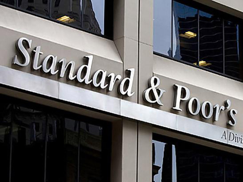 - Greșeală sau premoniție? Standard & Poor's (S&P) a transmis, joi, din greșeală un mesaj către abonații unui serviciu al companiei în care sugera că ratingul "AAA" al Franței a fost revizuit în scădere, eroare care a dus pentru puțin timp la scăderea acțiunilor pe piața americană, potrivit Bloomberg.S&P și-a recunoscut ulterior greșeala și a reconfirmat calificativul Franței la "AAA", cu perspectivă stabilă. 