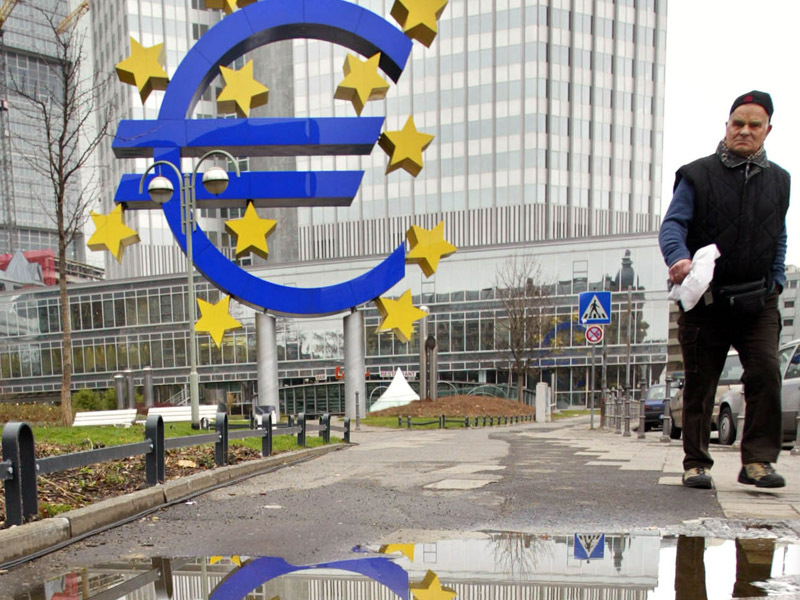 - Din rău în mai rău. Comisia Europeană a înrăutățit, joi, prognoza de creștere economică în 2012 pentru Uniunea Europeană, de la 1,9% la 0,6%, și a avertizat că nu exclude posibilitatea unei recesiuni "puternice și prelungite". Economia spațiului comunitar se confruntă cu trubulențe financiare, încredere scăzută, măsuri de austeritate în țări membre și o încetinire a principalilor parteneri comerciali, potrivit prognozei economice de toamnă a CE. Totodată, prognoza pentru zona euro a fost revizuită de la 1,8% la 0,5%.