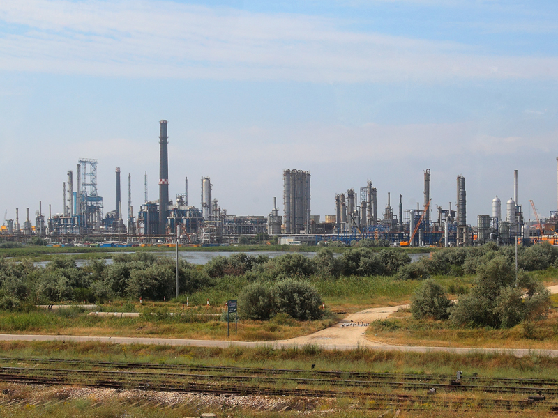 - Afaceri la Petromidia. Rompetrol Rafinare a înregistrat în primele nouă luni o cifră de afaceri consolidată de 3,79 miliarde dolari, în creștere cu 40% față de perioada similară a anului trecut și susținută de prețul în urcare al petrolului și al produselor petroliere. în același timp, pierderile companiei s-au redus cu 18,8%, de la 139 milioane dolari la 113,3 milioane dolari.