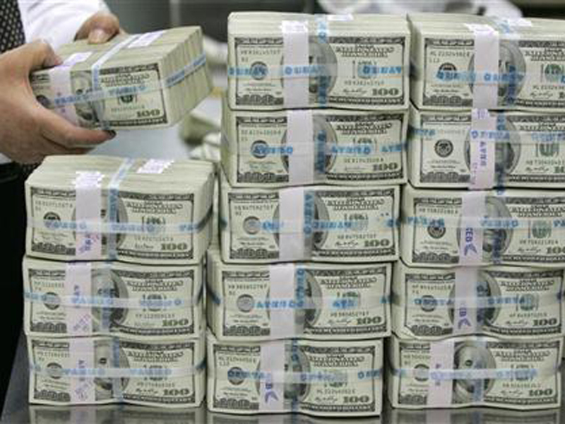 - 2 miliarde din SUA. Emisiunea de obligațiuni românești denomiate în dolari, programată pentru lansare pe piața SUA până la finele lunii noiembrie, va avea o valoare minimă de 500 de milioane de dolari și un nivel maxim de 2 miliarde de dolari, iar maturitatea titlurilor va fi de cel puțin cinci ani.