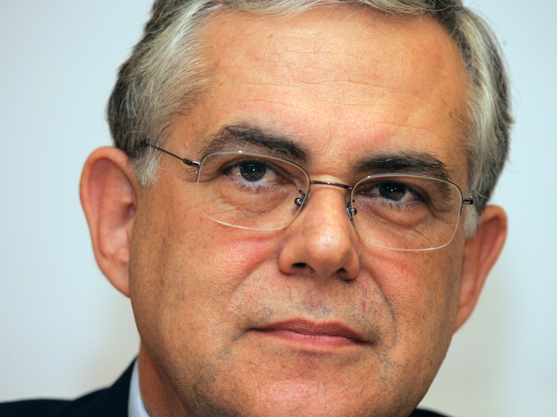 - Au prim-ministru. Președinția Greciei a anunțat nominalizarea oficială a fostului vicepreședinte al BCE Lucas Papademos la conducerea guvernului interimar de coaliție, susținut de partide de dreapta, extremă-dreapta și socialist.