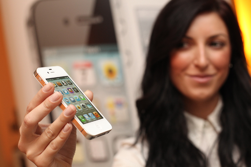 iPhone 4S, lansat oficial în România (GALERIE FOTO)