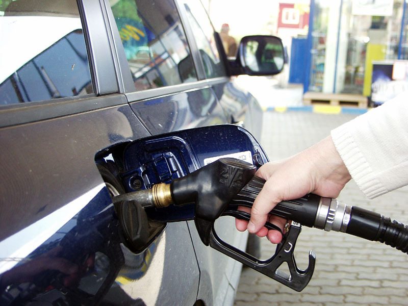 - Profit la Petrom. Profitul net al Grupului Petrom s-a dublat în primele nouă luni, la 2,921 miliarde lei (694,5 milioane euro), și a depășit câștigul record de anul trecut, iar vânzările au avansat cu 23%, la 16,224 miliarde lei (3,857 miliarde euro), datorită prețului favorabil al țițeiului și optimizării activității operaționale. Grupul a consemnat anul trecut un câștig record de 2,19 miliarde lei.