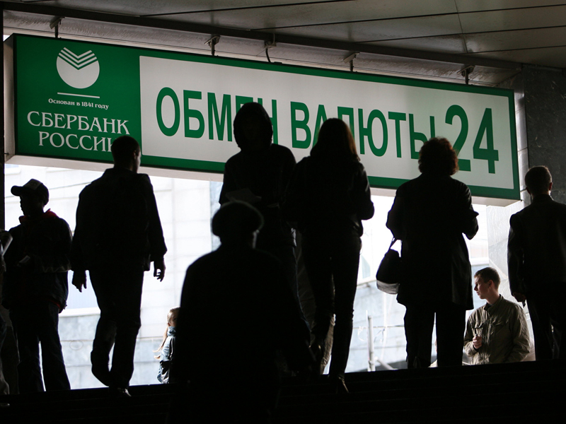 - În atența rușilor. Sberbank, ce mai mare bancă din Rusia, a manifestat un interes explicit pentru piețe precum Polonia, România sau Turcia, potrivit unui raport al grupului Raiffeisen, în timp ce pe piața locală Raiffeisen vede Banca Transilvania, CEC și Volksbank România ca posibile ținte pentru fiuziuni și achiziții