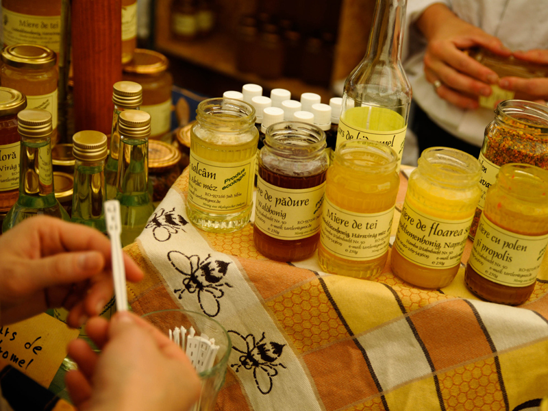 Dulceață de usturoi sau de ardei iuți, slănină afumată și siropuri de fructe de pădure, la târgul din hipermarket