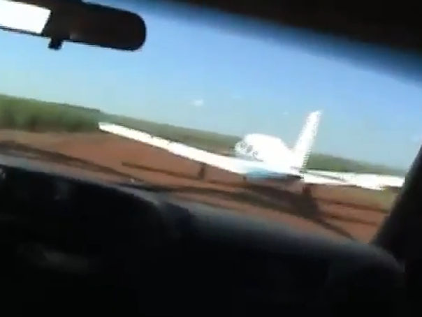 Acțiune ca în filme: Cum a fost oprit un avion care decola de o mașină a poliției - VIDEO