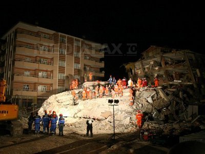 Turcia scuturată de cutremure: Mai multe clădiri s-au prăbușit, între care și un hotel