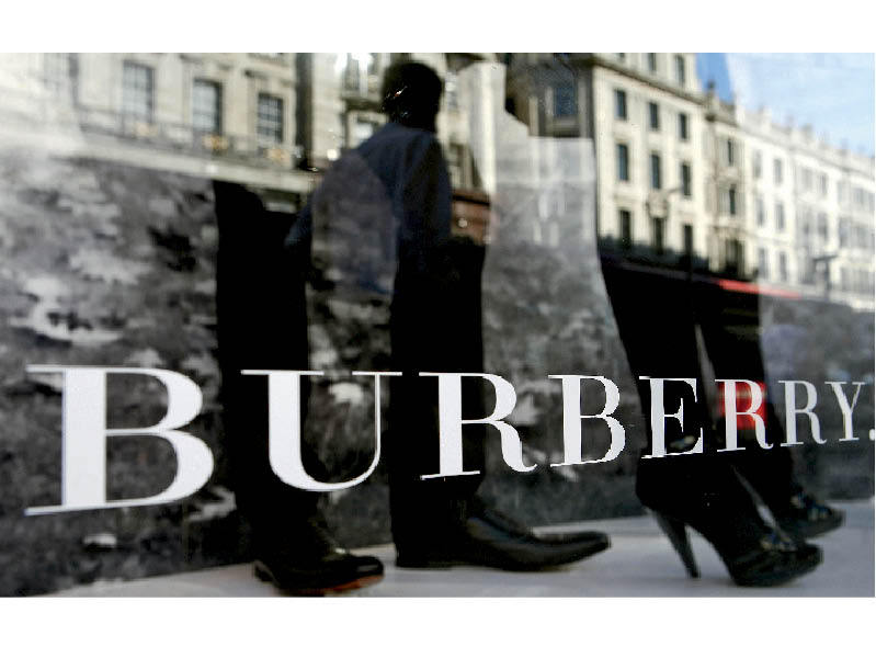 Burberry își face curaj pentru România