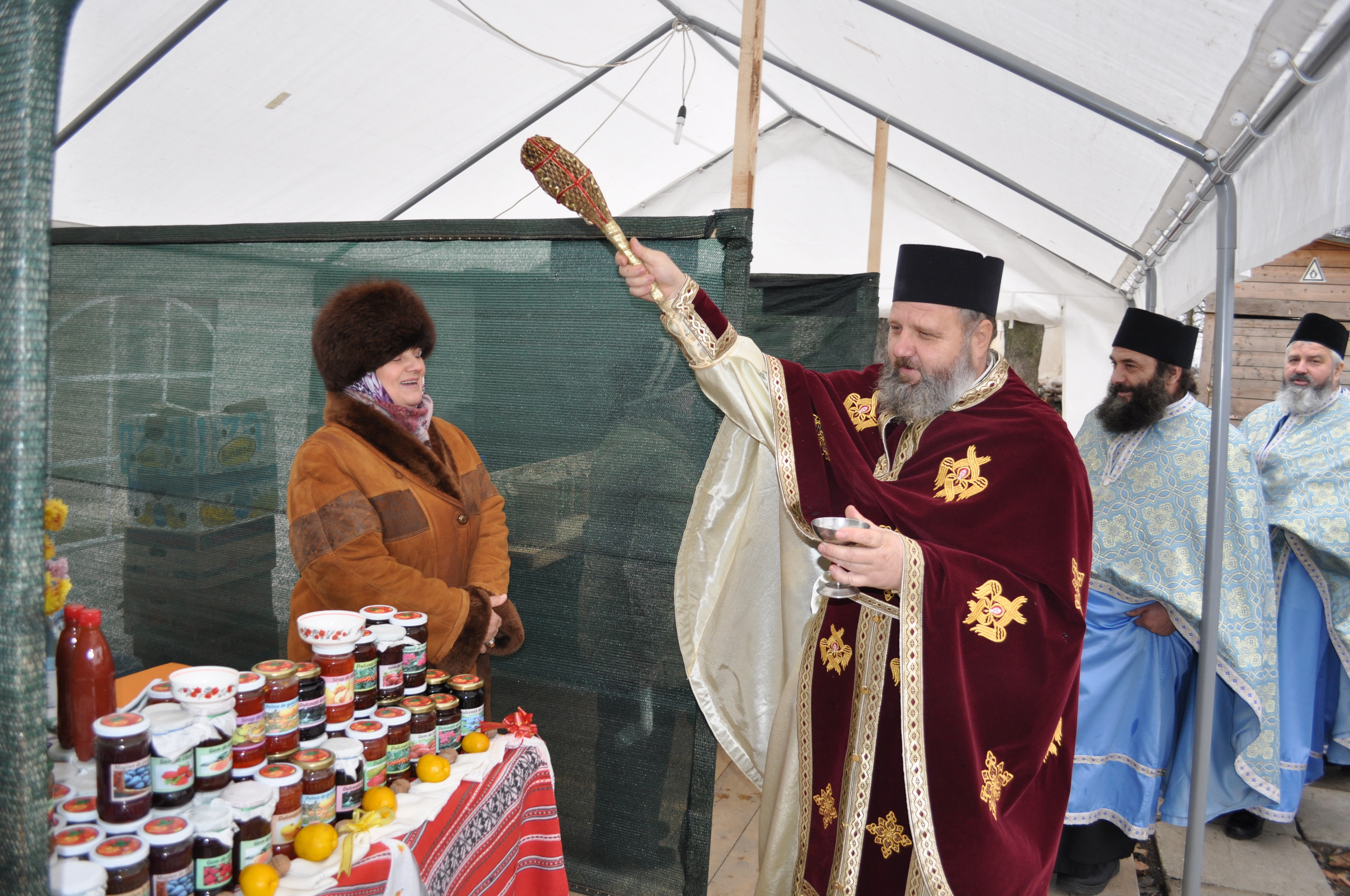 Preoții sfințesc alimentele expuse la un târg de produse tradiționale (GALERIE FOTO)