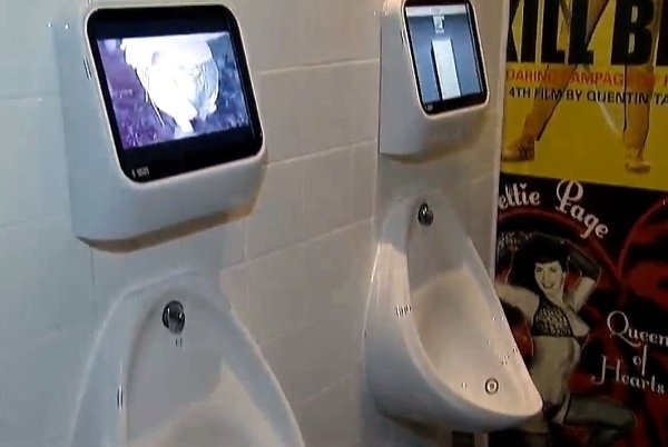 Cum poți juca un joc video la pisoar și cu ce efecte - VIDEO
