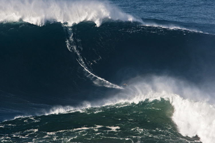 Record mondial: un surfer învinge un val înalt de 27 de metri (VIDEO)
