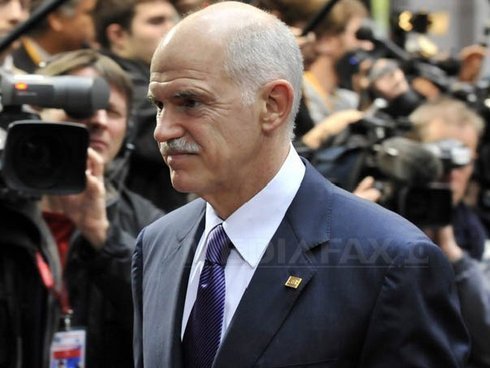 Grecia evită pe ultima sută de metri alegerile anticipate. Ce a obținut Papandreou arătând pisica referendumului