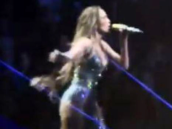 Moment jenant pentru Jennifer Lopez: A rămas fără păr în timpul unui concert - VIDEO