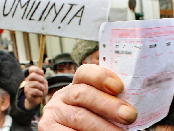 Pensionarii au ieșit din nou în stradă în fața Guvernului, pentru a cere mărirea veniturilor