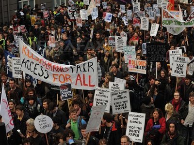 Manifestații la Londra: 10.000 de studenți au protestat față de creșterea taxelor de înscriere la universitate