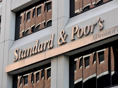 S&P a coborât ratingurile a 15 mari grupuri bancare, majoritatea din Europa și SUA