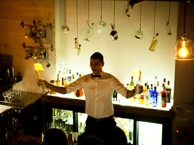 Finalistul de la "Românii au talent" care a jonglat cu sticle și-a deschis un bar în Capitală