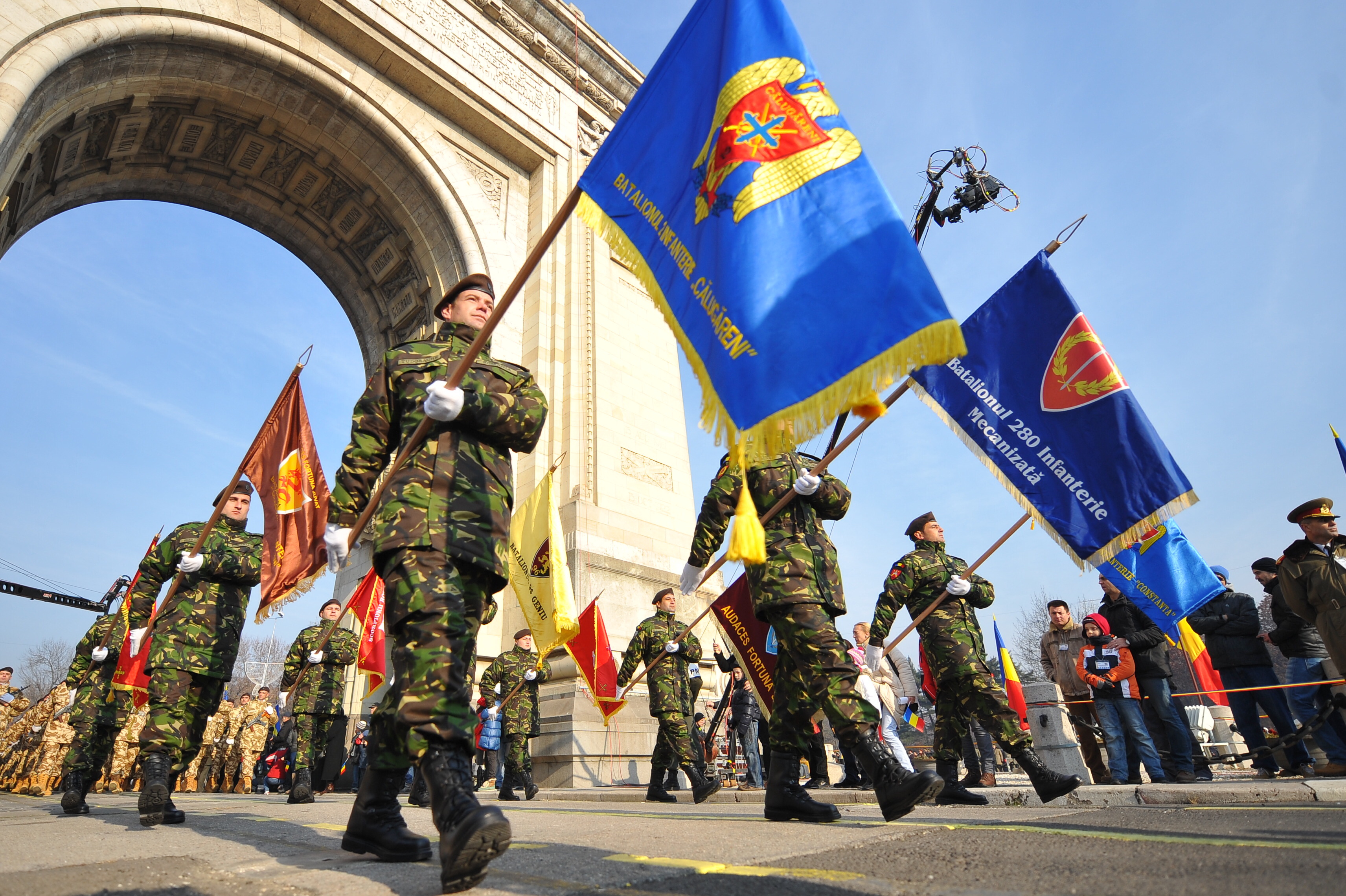Traian Băsescu, la parada militară din Capitală. Președintele a făcut o baie de mulțime