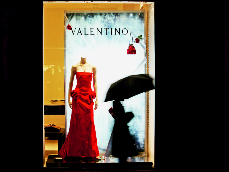 Lux în România, ediția decembrie - Valentino, Escada, Burberry și Versace by H&M