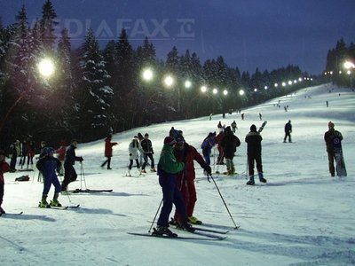Sute de turiști pe pârtiile din Predeal și Poiana Brașov. Zăpada depășește 35 cm
