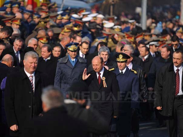 Băsescu, la parada militară din Capitală: La mulți ani, sănătate și putere, că dumneavoastră vă e greu, nu mie