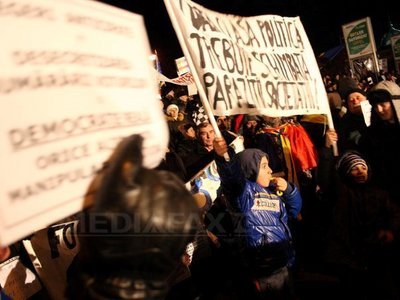 A zecea zi de proteste: Circa 800 de persoane în Piața Universității (LIVE VIDEO)