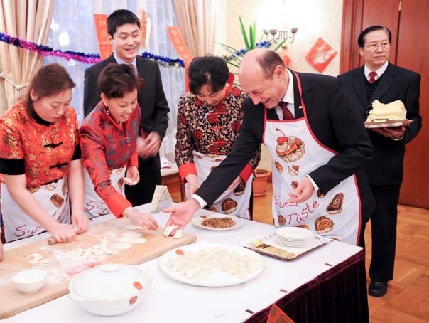 Băsescu și-a pus șorț de bucătărie și a participat la un moment gastronomic la Ambasada Chinei - GALERIE FOTO
