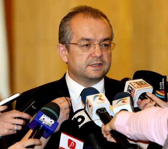 Emil Boc respinge "presiunile populiste" ale coaliției pentru majorarea salariilor