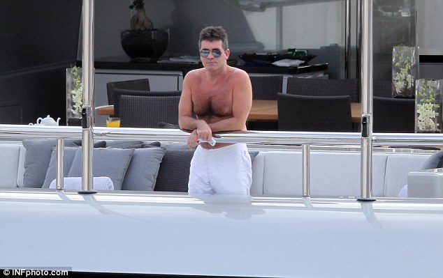 Simon Cowell se relaxează pe un iaht de lux în St Barts