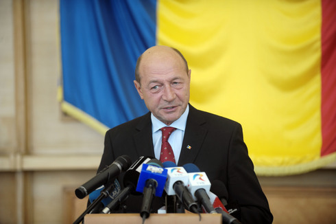 Băsescu: "Se înșală cei care-mi recomandă să ma urc pe Muntele Găina să contemplez ce se întâmplă"