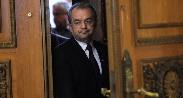 Premierul vorbește în plenul Parlamentului - Ministrul de externe Teodor Baconschi a fost revocat din funcție