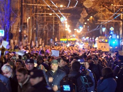 Piața Universității, ocupată de protestatari. Incidente violente între jandarmi și manifestanți (VIDEO)
