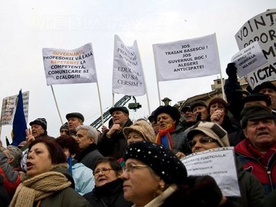 A noua zi de proteste: circa o sută de persoane în Piața Universității, în ciuda ninsorii