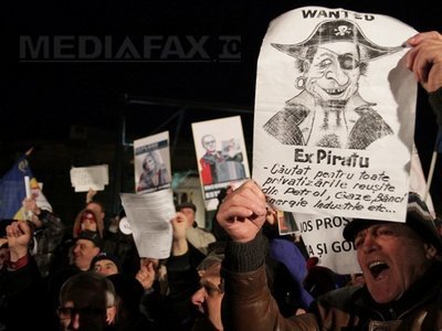 Sute de studenți au venit în Piața Universității. Cod de alertă la MAI (VIDEO)