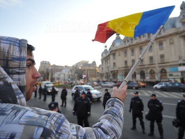 PROTESTELE CONTINUĂ - Aproape 200 de persoane s-au adunat la Universitate