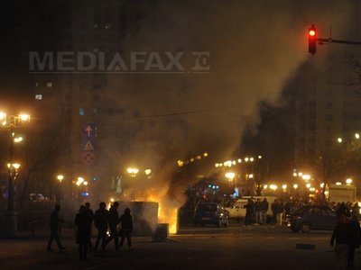Poliția Capitalei cere proprietarilor de mașini și magazine vandalizate să depună plângere
