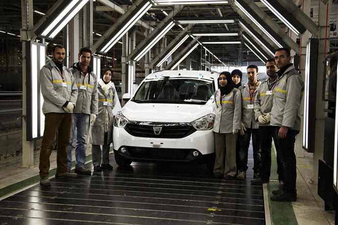 "Loganizarea", un nou cuvânt inventat de sindicaliștii francezi, supărați că Renault va produce Dacia la fabrica uriașă de mașini low-cost din Maroc