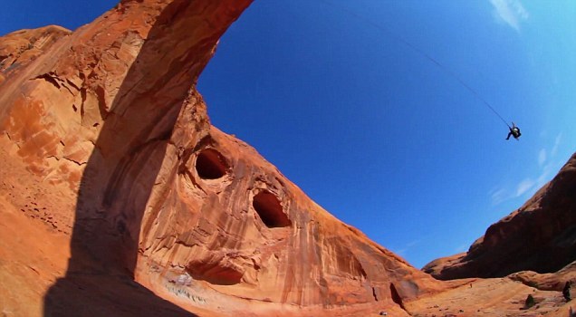 Culmea adrenalinei: să te rotești prin aer cu frânghia în munții din Utah (VIDEO)