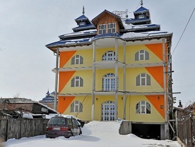 Ce palate și-au construit romii în România din furturile din Marea Britanie - FOTO