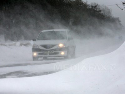Cod portocaliu de ninsori abundente: 11 drumuri naționale și A2 București – Fetești sunt închise, 301 trenuri au fost anulate