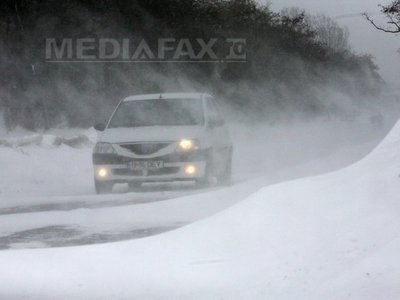 Circulația este închisă pe A2 și 22 de drumuri naționale, pe A1 sunt restricții pentru traficul greu