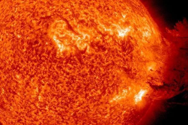 Cea mai puternică eruptie solara din ultimii cinci ani va lovi joi Pământul