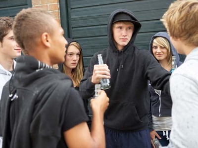 Filmele de la Hollywood îi determină pe adolescenți să bea mai mult alcool