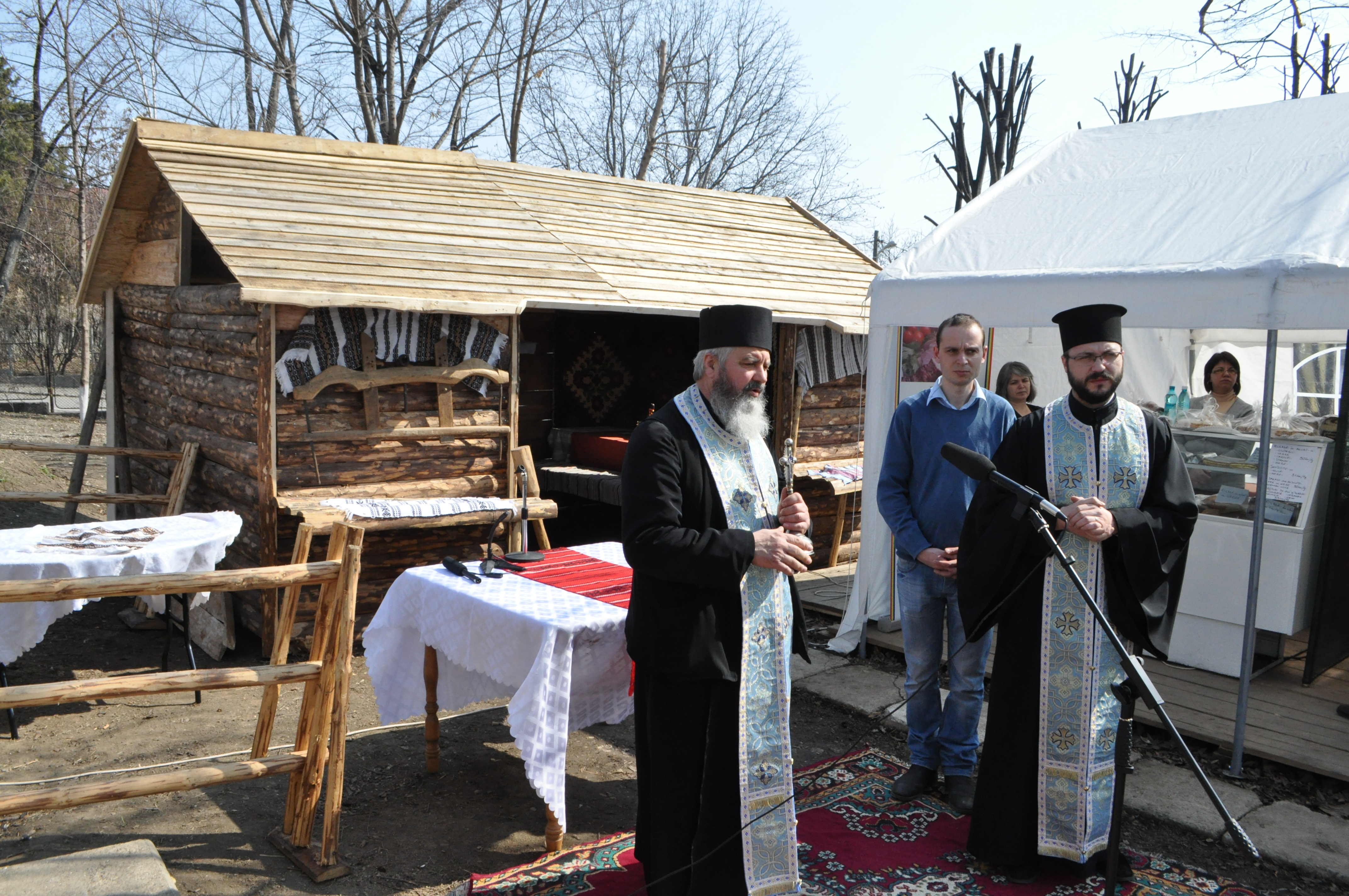Cum să vinzi produse tradiționale: faci o stână și aduci preoți la inaugurare (GALERIE FOTO)