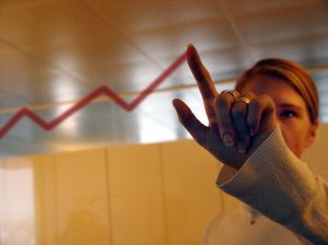 A investi la feminin: portretul femeii românce în relația cu băncile
