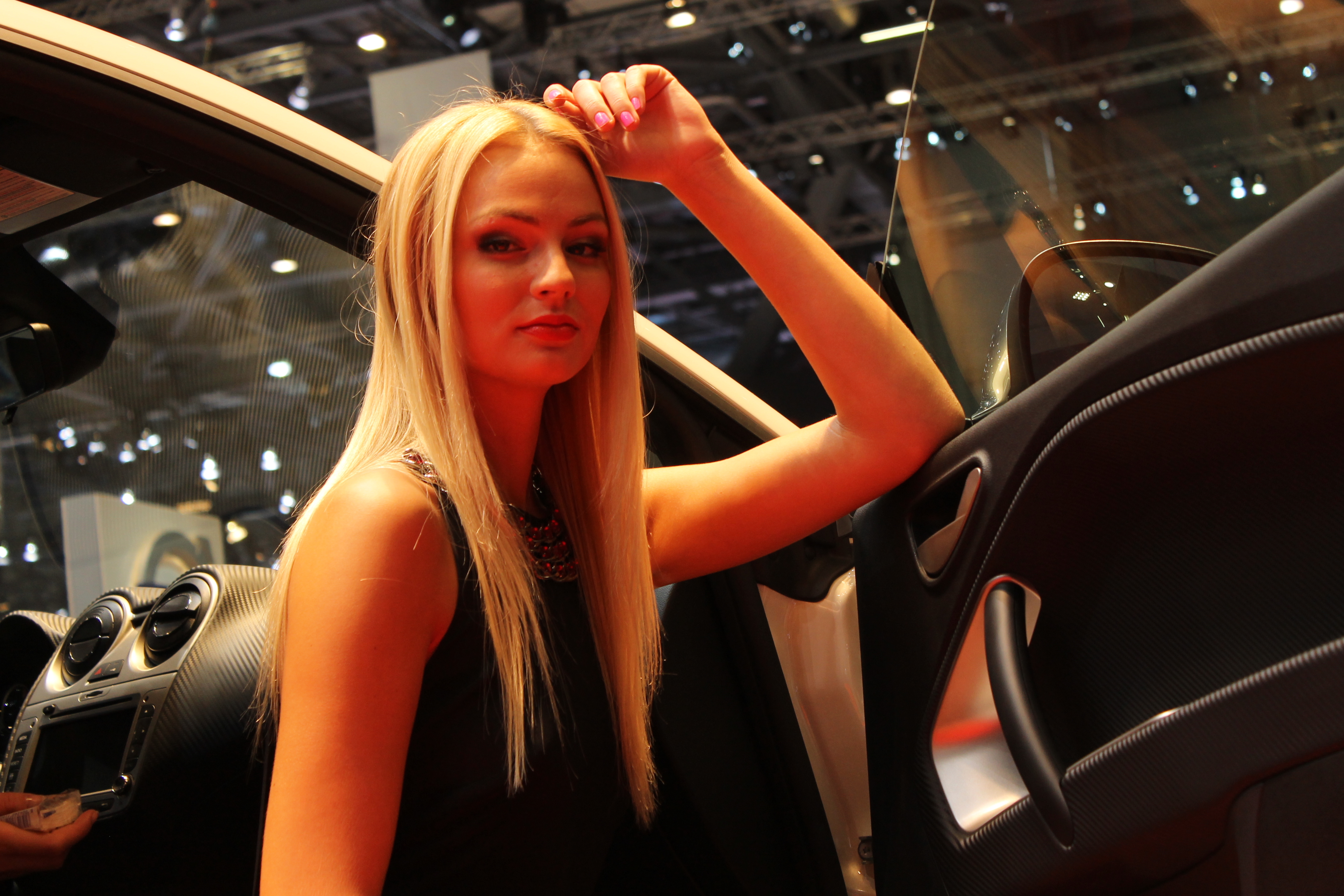 Cele mai frumoase fete de la Salonul Auto de la Geneva 2012 (GALERIE FOTO)