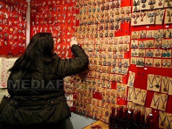 Mărțișoare în fel și chip în tot Bucureștiul. Același spectacol cu tradiție la Muzeul Țăranului - GALERIE FOTO