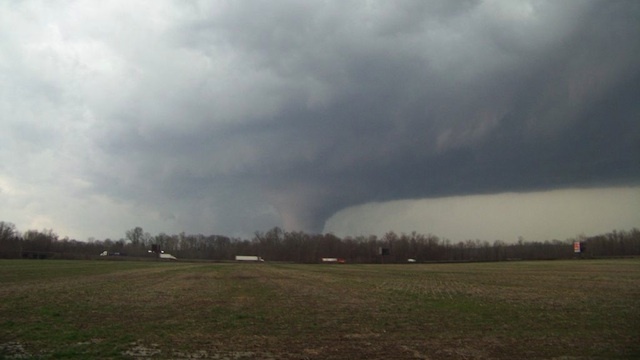 Imagini spectaculoase cu una dintre tornadele care au devastat Indiana (VIDEO)